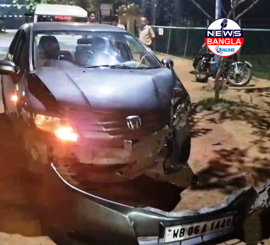 “বিশ্বভারতীর উপাসনা গৃহের সামনে বেপরোয়া গতিতে গাড়ি চালিয়ে ছাতিম গাছে ধাক্কা মারলেন এক মত্ত চালক।