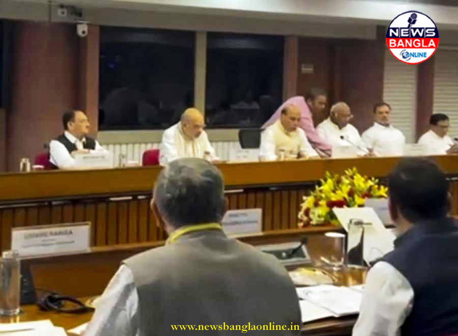 পহেলগাঁও ঘটনার পরিপ্রেক্ষিতে সর্বদলীয় বৈঠকে গোয়েন্দা বিভাগে ব্যর্থতা স্বীকার করল কেন্দ্র সরকার। যেকোনো পদক্ষেপ নেওয়া হোক না কেন, বিরোধীরা তা পুরোপুরি সমর্থন করবে বলে জানালেন রাহুল গান্ধী।
