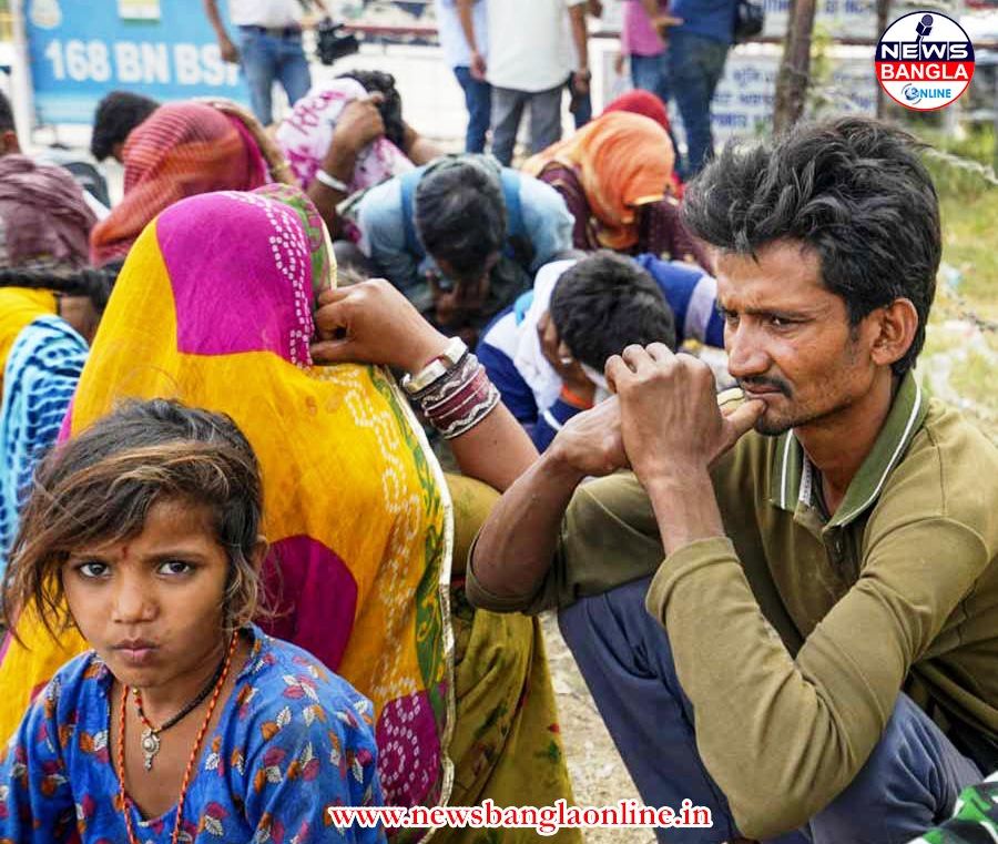‘সন্তানরা কাঁদছে, দয়া করে ঢুকতে দিন’—এমন আকুতি পাকিস্তানিদের। তবে নিজ দেশে তাদের প্রবেশে বাধা দিচ্ছে পাকিস্তান সরকার, ফলে দুই সীমান্তের মাঝখানে আটকে পড়েছেন অনেকেই।