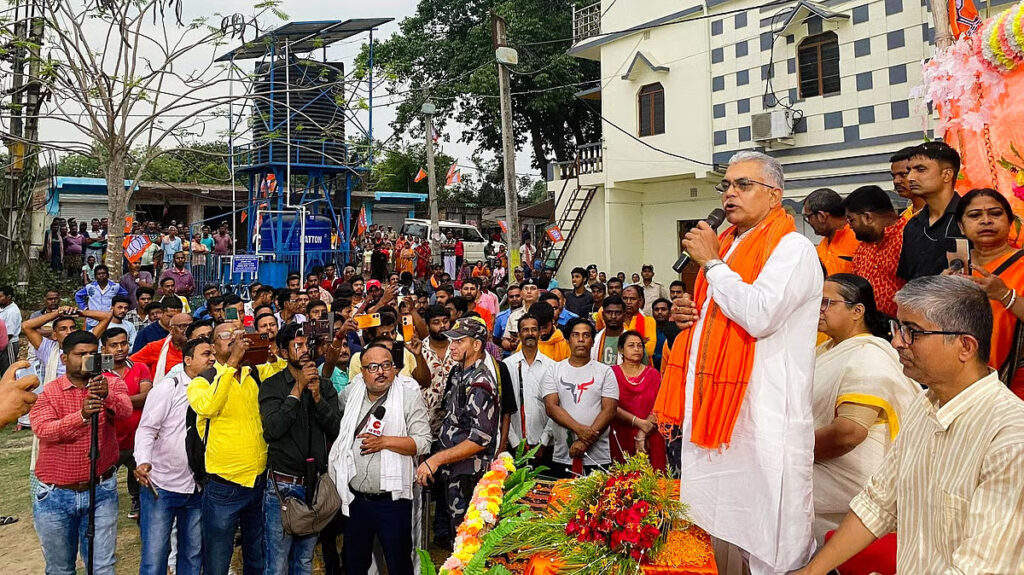 ‘বিয়ে করলে মিষ্টি পেলুমনি!’— কোতুলপুরে দিলীপকে দেখে সরস আবদার বৃদ্ধার