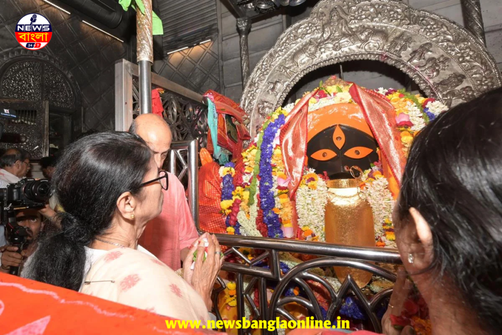 নববর্ষের প্রাক্কালে কালীঘাটে পুজো মমতা বন্দ্যোপাধ্যায়-এর, আরতি করে রাজ্যবাসীর সুস্থতা ও শান্তির প্রার্থনা