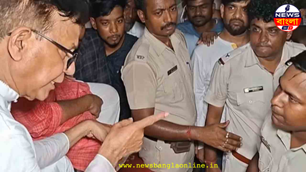 ‘আপনি দালাল, তৃণমূলের বাবার টাকায় বেতন পান না’— কালীগঞ্জে পুলিশ আধিকারিককে তোপ মহম্মদ সেলিম-শতরূপ ঘোষ-এর
